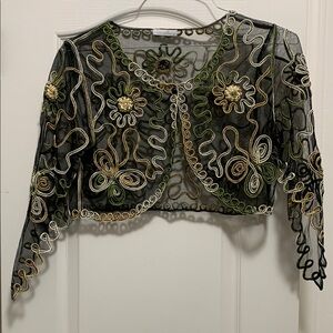 Women’s Embroidered Netted Cape Coverlet Small ?